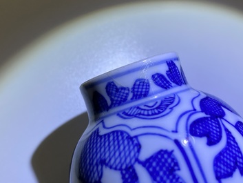 Cinq vases en porcelaine de Chine en bleu et blanc dont un surd&eacute;cor&eacute;, Kangxi