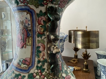 Een Chinese famille rose en een blauw-witte celadon vaas, 19e eeuw