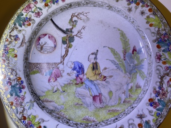 Une paire d'assiettes en porcelaine de Chine famille rose &agrave; d&eacute;cor de figures dans un jardin, Yongzheng