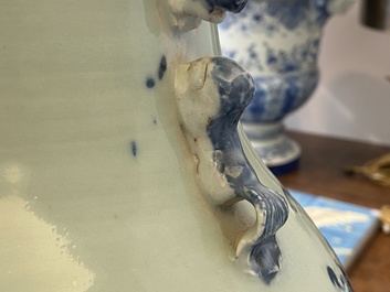 Een Chinese famille rose en een blauw-witte celadon vaas, 19e eeuw