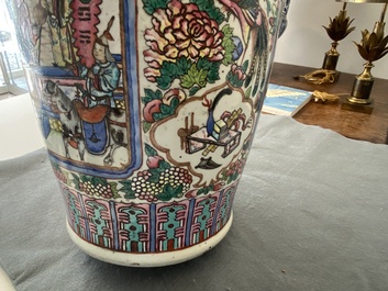 Een Chinese famille rose en een blauw-witte celadon vaas, 19e eeuw