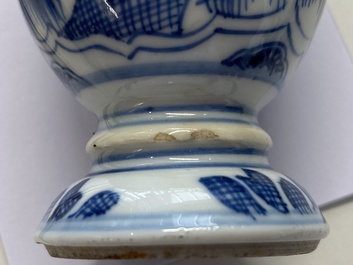 Cinq vases en porcelaine de Chine en bleu et blanc dont un surd&eacute;cor&eacute;, Kangxi