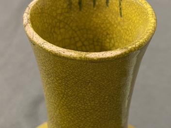 Trois paires de vases et une paire de plats en porcelaine de Chine monochrome, 19/20&egrave;me