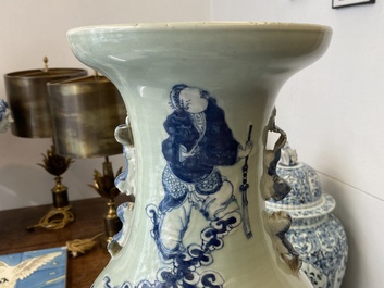 Een Chinese famille rose en een blauw-witte celadon vaas, 19e eeuw