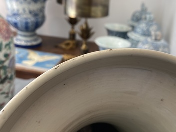 Une paire de vases en porcelaine de Chine famille rose &agrave; d&eacute;cor d'oiseaux parmi branches fleuries, 19&egrave;me