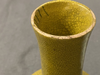 Trois paires de vases et une paire de plats en porcelaine de Chine monochrome, 19/20&egrave;me