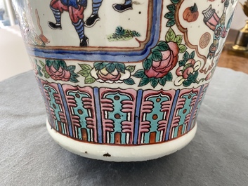 Een Chinese famille rose en een blauw-witte celadon vaas, 19e eeuw