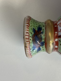 Cinq vases en porcelaine de Chine en bleu et blanc dont un surd&eacute;cor&eacute;, Kangxi