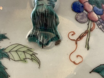 Une paire de vases en porcelaine de Chine famille rose &agrave; d&eacute;cor d'oiseaux parmi branches fleuries, 19&egrave;me