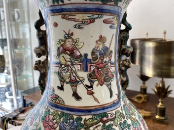 Een Chinese famille rose en een blauw-witte celadon vaas, 19e eeuw