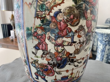 Een Chinese famille rose en een blauw-witte celadon vaas, 19e eeuw