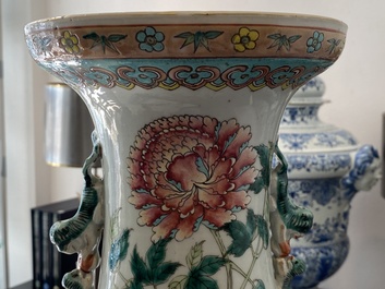Une paire de vases en porcelaine de Chine famille rose &agrave; d&eacute;cor d'oiseaux parmi branches fleuries, 19&egrave;me