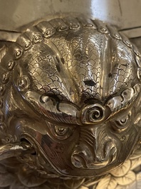 Une paire de grands vases exceptionnels en argent &agrave; d&eacute;cor repouss&eacute;, Chine, 19&egrave;me