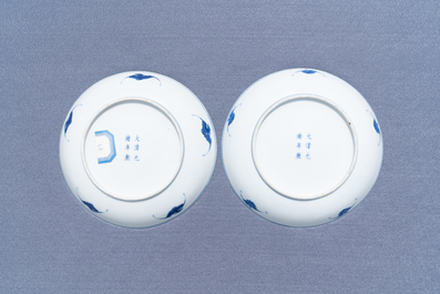 Une paire de plats en porcelaine de Chine en bleu et blanc, marque et &eacute;poque de Guangxu