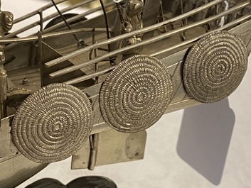 Un grand mod&egrave;le d'une jonque en argent sur socle en bois sculpt&eacute;, Chine, 19&egrave;me