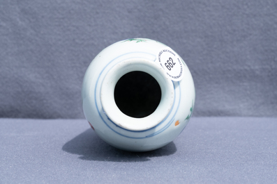 Un vase de forme rouleau en porcelaine de Chine wucai, &eacute;poque Transition