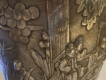 Une paire de grands vases exceptionnels en argent &agrave; d&eacute;cor repouss&eacute;, Chine, 19&egrave;me
