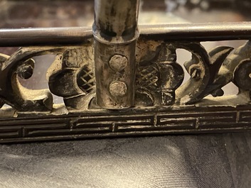 Deux plateaux en bois aux anses et plaques en argent, Chine, 19&egrave;me