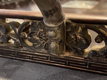 Deux plateaux en bois aux anses et plaques en argent, Chine, 19&egrave;me