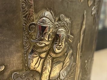 Une paire de grands vases exceptionnels en argent &agrave; d&eacute;cor repouss&eacute;, Chine, 19&egrave;me