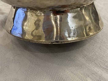 Une paire de grands vases exceptionnels en argent &agrave; d&eacute;cor repouss&eacute;, Chine, 19&egrave;me