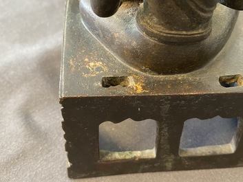 Une paire de figures du Bouddha Amitayus en bronze, Sino-Tibet, Qianlong