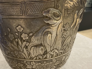 Une paire de grands vases exceptionnels en argent &agrave; d&eacute;cor repouss&eacute;, Chine, 19&egrave;me