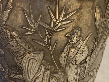 Une paire de grands vases exceptionnels en argent &agrave; d&eacute;cor repouss&eacute;, Chine, 19&egrave;me