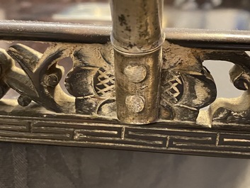 Deux plateaux en bois aux anses et plaques en argent, Chine, 19&egrave;me