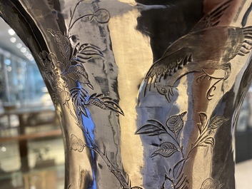 Une paire de grands vases exceptionnels en argent &agrave; d&eacute;cor repouss&eacute;, Chine, 19&egrave;me
