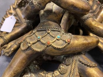 Une grande figure de Kapaladhara Hevajra en bronze dor&eacute; incrust&eacute; de corail, Sino-Tibet, 18/19&egrave;me