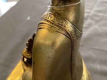 Une figure de Bouddha en bronze dor&eacute;, Tibet, d&eacute;but du 20&egrave;me