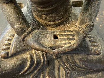 Une paire de figures du Bouddha Amitayus en bronze, Sino-Tibet, Qianlong