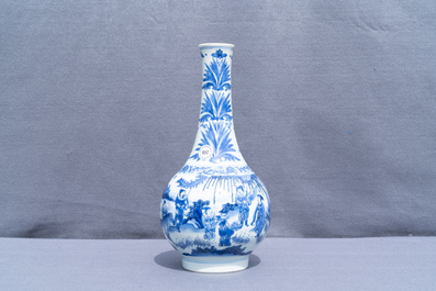Un vase de forme bouteille en porcelaine de Chine en bleu et blanc, &eacute;poque Transition