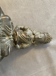 Une paire de figures du Bouddha Amitayus en bronze, Sino-Tibet, Qianlong