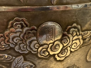 Une paire de grands vases exceptionnels en argent &agrave; d&eacute;cor repouss&eacute;, Chine, 19&egrave;me