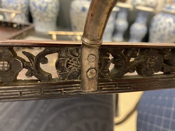Deux plateaux en bois aux anses et plaques en argent, Chine, 19&egrave;me
