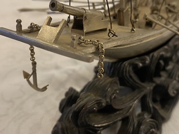Un grand mod&egrave;le d'une jonque en argent sur socle en bois sculpt&eacute;, Chine, 19&egrave;me