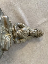 Une paire de figures du Bouddha Amitayus en bronze, Sino-Tibet, Qianlong