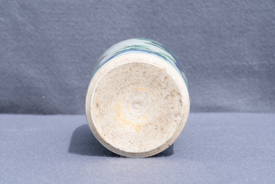 Un vase de forme rouleau en porcelaine de Chine wucai, &eacute;poque Transition
