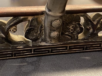 Deux plateaux en bois aux anses et plaques en argent, Chine, 19&egrave;me