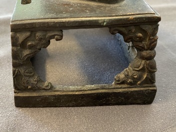 Une paire de figures du Bouddha Amitayus en bronze, Sino-Tibet, Qianlong