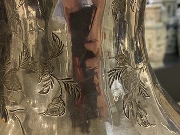 Une paire de grands vases exceptionnels en argent &agrave; d&eacute;cor repouss&eacute;, Chine, 19&egrave;me