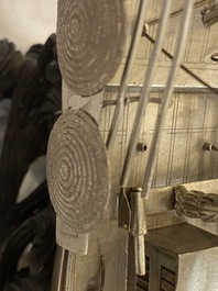 Un grand mod&egrave;le d'une jonque en argent sur socle en bois sculpt&eacute;, Chine, 19&egrave;me