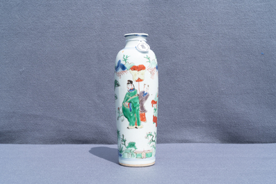 Un vase de forme rouleau en porcelaine de Chine wucai, &eacute;poque Transition