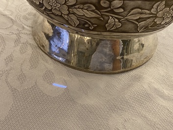 Une paire de grands vases exceptionnels en argent &agrave; d&eacute;cor repouss&eacute;, Chine, 19&egrave;me