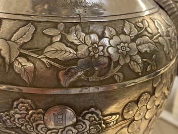 Une paire de grands vases exceptionnels en argent &agrave; d&eacute;cor repouss&eacute;, Chine, 19&egrave;me
