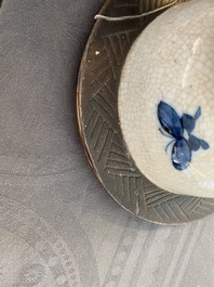 Une paire de vases couverts en porcelaine de Chine en bleu et blanc dite 'de Nankin', 19&egrave;me