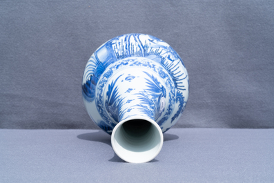 Un vase de forme bouteille en porcelaine de Chine en bleu et blanc, &eacute;poque Transition