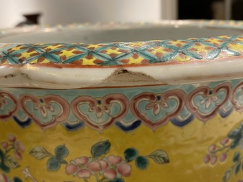 Un grand vase en porcelaine de Chine famille rose pour le march&eacute; Straits ou Peranakan, 19&egrave;me